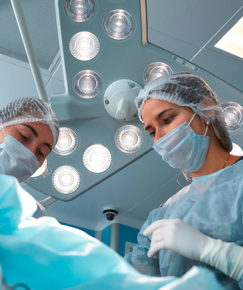 atos-medical-hcp-puncion Profesionales sanitarios en quirófano durante punción